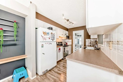 112 Country Village Cape Ne, Calgary, AB - Indoor Photo Showing Kitchen