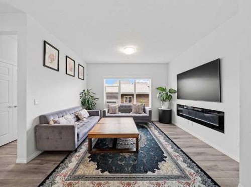 136 Lucas Street Nw, Calgary, AB - Indoor Photo Showing Living Room