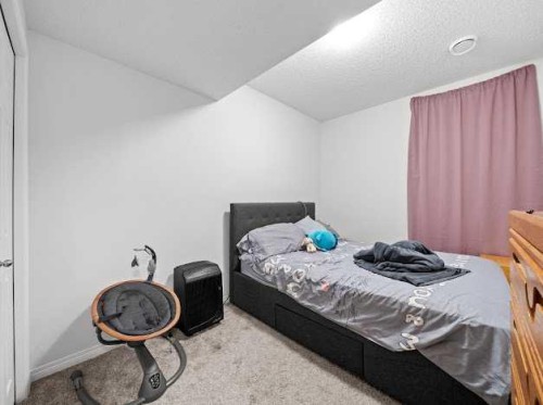 136 Lucas Street Nw, Calgary, AB - Indoor Photo Showing Bedroom