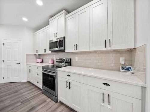 136 Lucas Street Nw, Calgary, AB - Indoor Photo Showing Kitchen With Upgraded Kitchen
