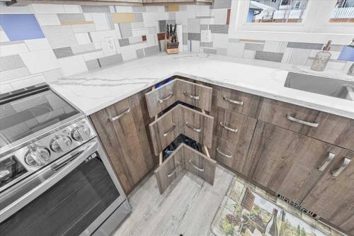 9743 Austin Road Se, Calgary, AB - Indoor Photo Showing Kitchen