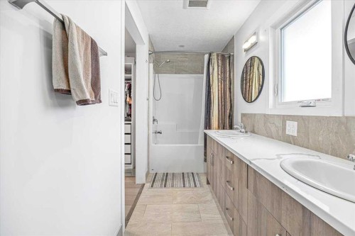 9743 Austin Road Se, Calgary, AB - Indoor Photo Showing Other Room