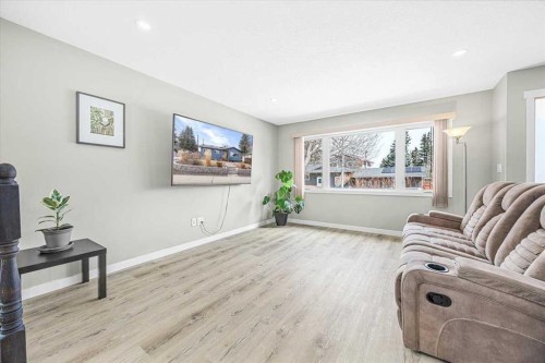 9743 Austin Road Se, Calgary, AB - Indoor Photo Showing Living Room