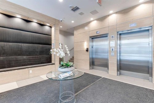 402-46 9 Street Ne, Calgary, AB - Indoor Photo Showing Other Room