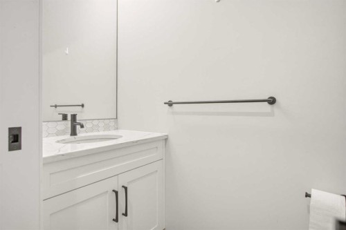 1104 Cranbrook Gardens Se, Calgary, AB - Indoor Photo Showing Bathroom