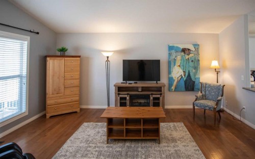 412 Highland Close, Strathmore, AB - Indoor Photo Showing Living Room