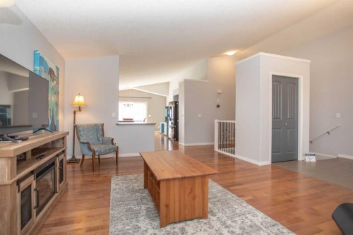 412 Highland Close, Strathmore, AB - Indoor Photo Showing Kitchen