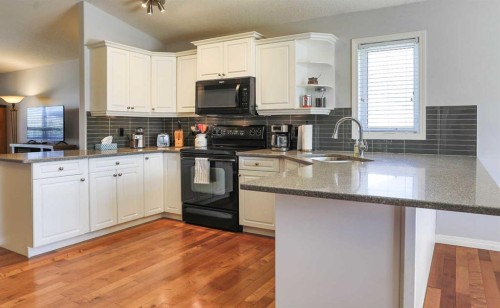412 Highland Close, Strathmore, AB - Indoor Photo Showing Kitchen