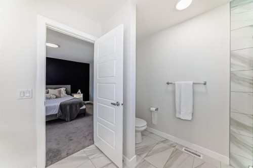 194 Willow Place, Cochrane, AB - Indoor Photo Showing Bathroom