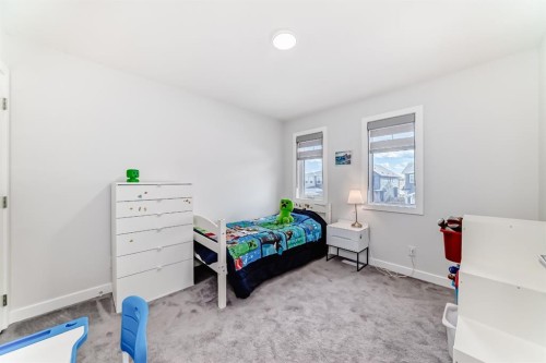 194 Willow Place, Cochrane, AB - Indoor Photo Showing Bedroom