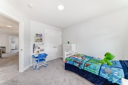 194 Willow Place, Cochrane, AB - Indoor Photo Showing Bedroom