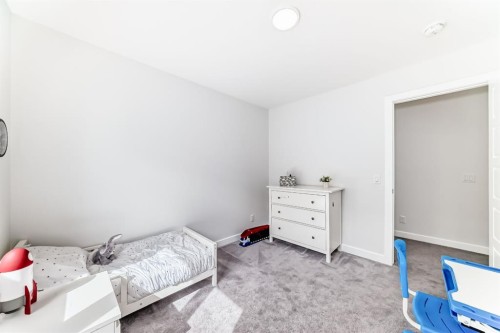 194 Willow Place, Cochrane, AB - Indoor Photo Showing Bedroom