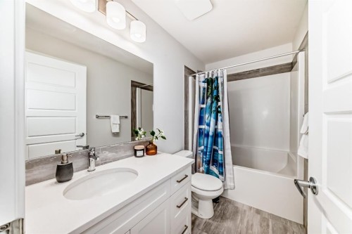 194 Willow Place, Cochrane, AB - Indoor Photo Showing Bathroom