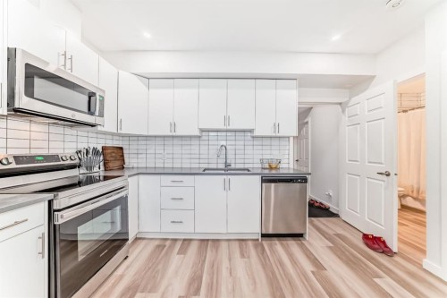 194 Willow Place, Cochrane, AB - Indoor Photo Showing Kitchen With Stainless Steel Kitchen With Upgraded Kitchen