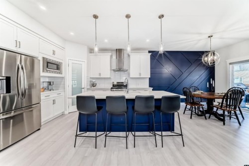 194 Willow Place, Cochrane, AB - Indoor Photo Showing Kitchen With Stainless Steel Kitchen With Upgraded Kitchen