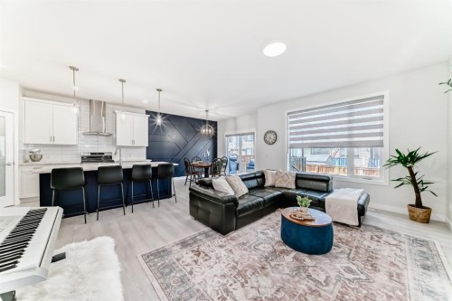 194 Willow Place, Cochrane, AB - Indoor Photo Showing Living Room