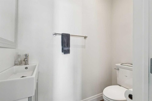 2109 20 Avenue Sw, Calgary, AB - Indoor Photo Showing Bathroom