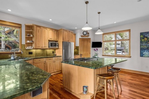 109 Silvertip Ridge, Canmore, AB - Indoor Photo Showing Kitchen With Upgraded Kitchen