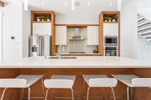 2027 42 Avenue Sw, Calgary, AB - Indoor Photo Showing Kitchen With Double Sink With Upgraded Kitchen
