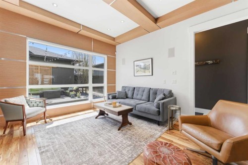 2027 42 Avenue Sw, Calgary, AB - Indoor Photo Showing Living Room