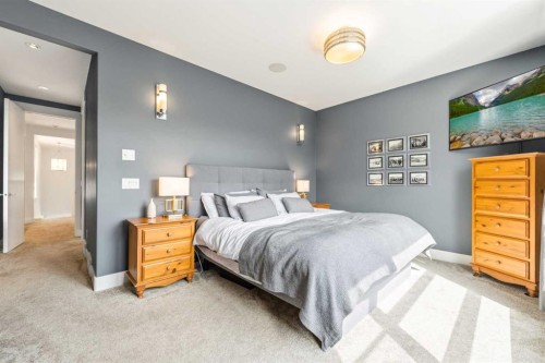 2027 42 Avenue Sw, Calgary, AB - Indoor Photo Showing Bedroom