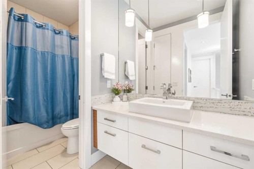 2027 42 Avenue Sw, Calgary, AB - Indoor Photo Showing Bathroom