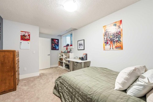 2027 42 Avenue Sw, Calgary, AB - Indoor Photo Showing Bedroom