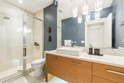 2027 42 Avenue Sw, Calgary, AB - Indoor Photo Showing Bathroom
