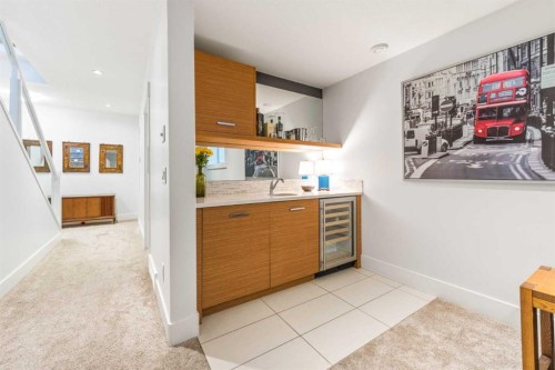 2027 42 Avenue Sw, Calgary, AB - Indoor