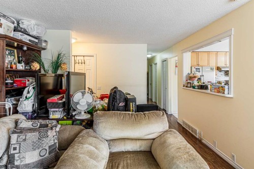 121 Margate Close Ne, Calgary, AB - Indoor Photo Showing Living Room
