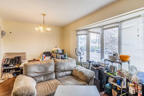 121 Margate Close Ne, Calgary, AB - Indoor Photo Showing Living Room