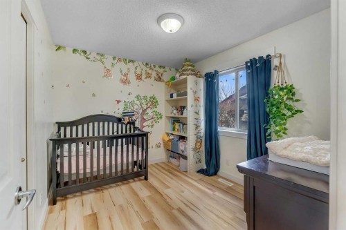 44 Douglas Glen Crescent Se, Calgary, AB - Indoor Photo Showing Bedroom