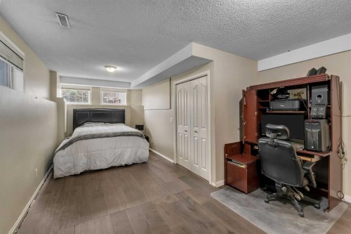 44 Douglas Glen Crescent Se, Calgary, AB - Indoor Photo Showing Bedroom