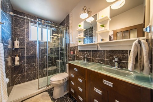 4604 Namaka Crescent Nw, Calgary, AB - Indoor Photo Showing Bathroom