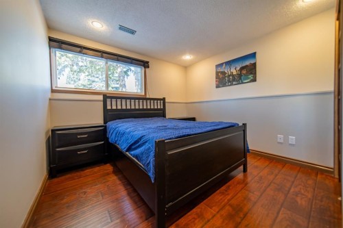 4604 Namaka Crescent Nw, Calgary, AB - Indoor Photo Showing Bedroom