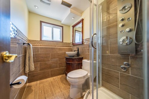 4604 Namaka Crescent Nw, Calgary, AB - Indoor Photo Showing Bathroom