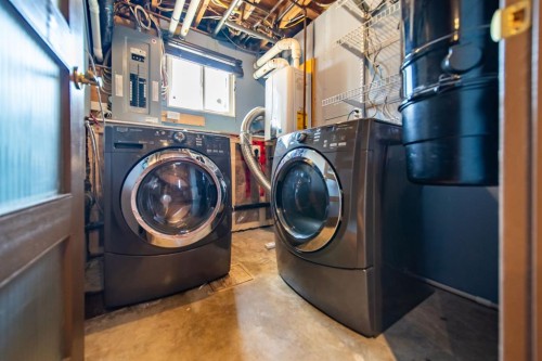 4604 Namaka Crescent Nw, Calgary, AB - Indoor Photo Showing Laundry Room