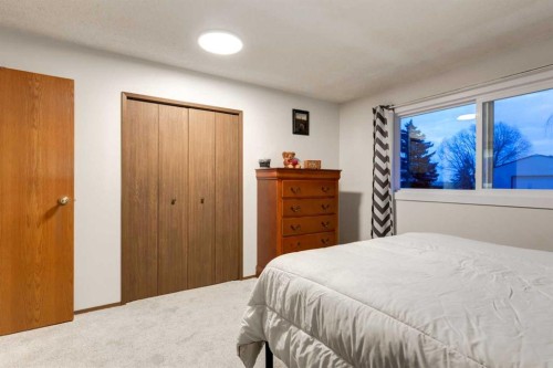 222075 Range Road 264, Rural Wheatland County, AB - Indoor Photo Showing Bedroom