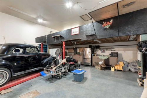 222075 Range Road 264, Rural Wheatland County, AB - Indoor Photo Showing Garage