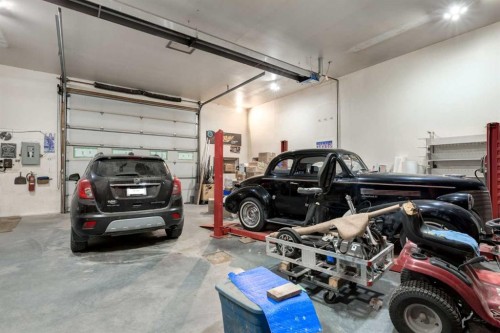 222075 Range Road 264, Rural Wheatland County, AB - Indoor Photo Showing Garage