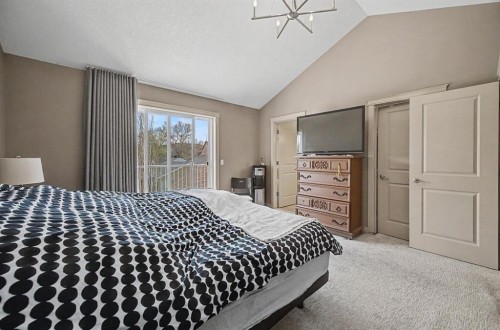8 Ypres Lane Sw, Calgary, AB - Indoor Photo Showing Bedroom