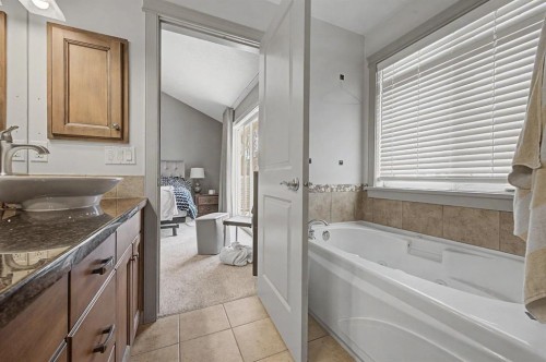 8 Ypres Lane Sw, Calgary, AB - Indoor Photo Showing Bathroom