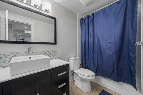 8 Ypres Lane Sw, Calgary, AB - Indoor Photo Showing Bathroom