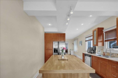 532 19 Avenue Sw, Calgary, AB - Indoor Photo Showing Kitchen With Double Sink