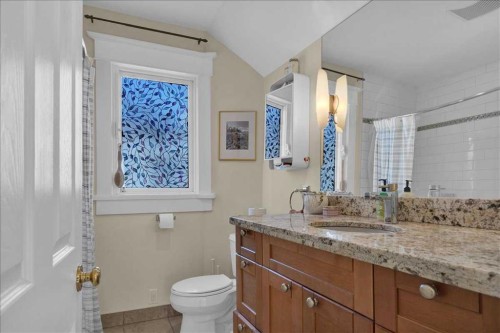 532 19 Avenue Sw, Calgary, AB - Indoor Photo Showing Bathroom