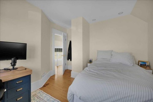532 19 Avenue Sw, Calgary, AB - Indoor Photo Showing Bedroom