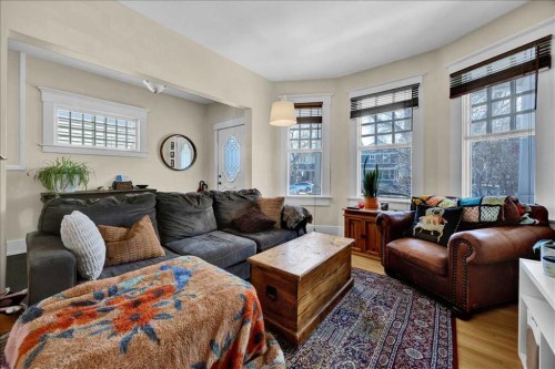 532 19 Avenue Sw, Calgary, AB - Indoor Photo Showing Living Room