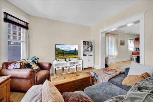 532 19 Avenue Sw, Calgary, AB - Indoor Photo Showing Living Room