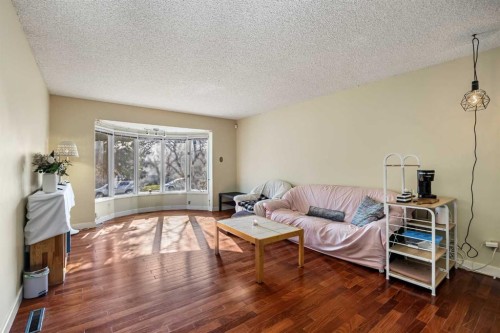 903 40 Street Sw, Calgary, AB - Indoor Photo Showing Living Room