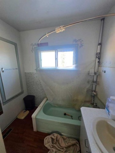 30416 Highway 2 A, Carstairs, AB - Indoor Photo Showing Bathroom